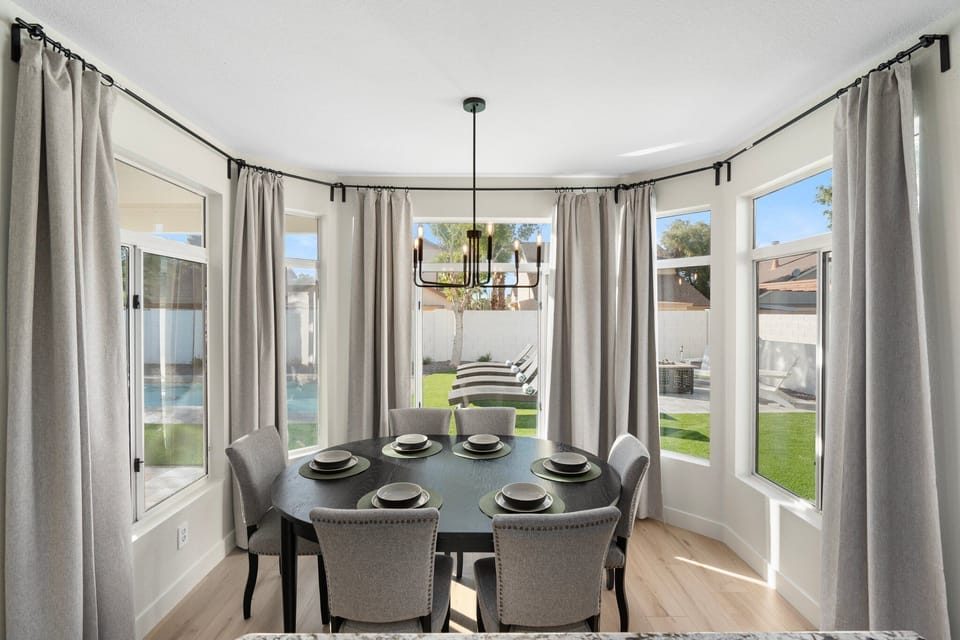 Kitchen dining area seats 6