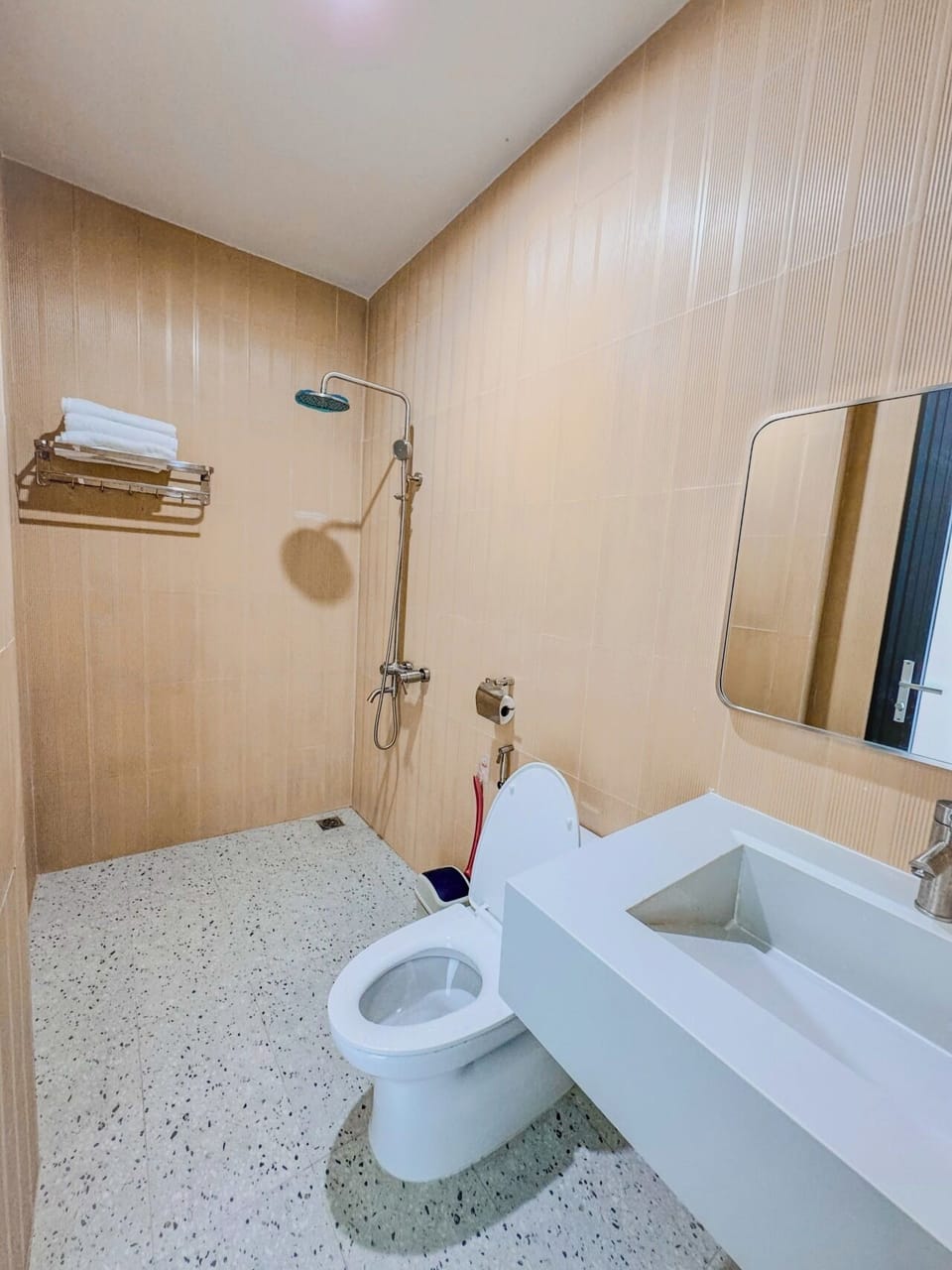 Family Room | Bathroom | Shower, hair dryer, slippers, bidet