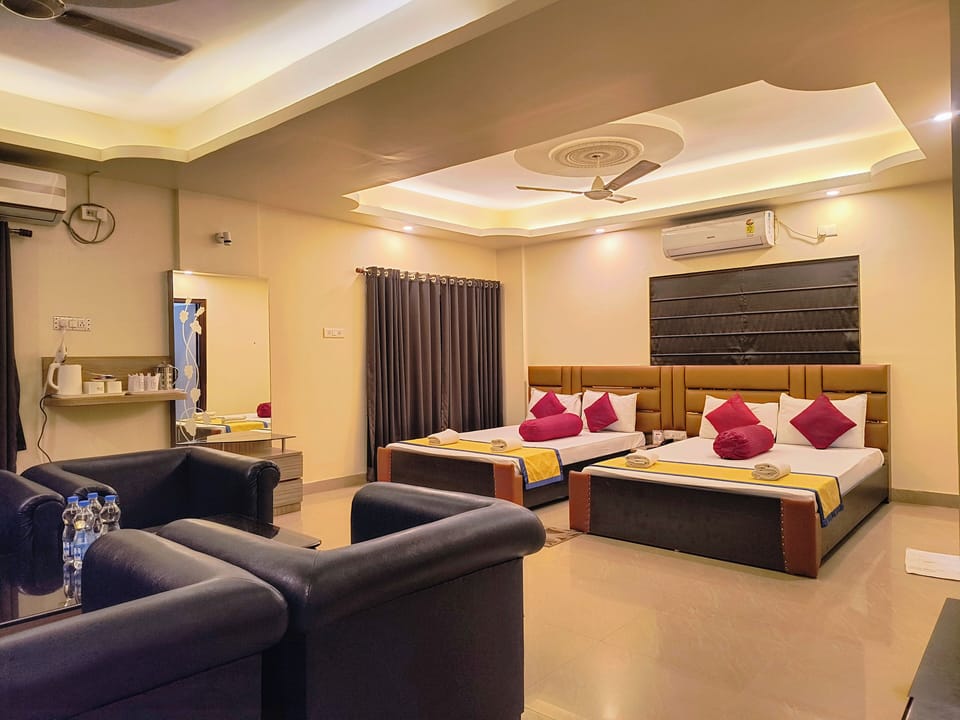 Deluxe Quadruple Room | Desk, laptop workspace, blackout drapes, free WiFi