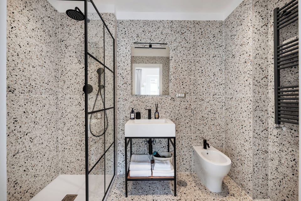 Deluxe Double Room | Bathroom | Shower, hair dryer, bidet, towels