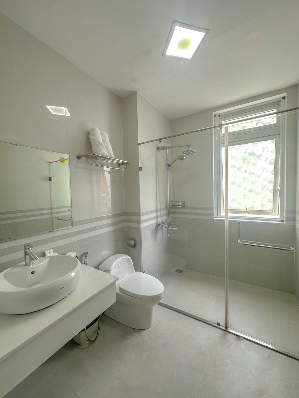 Executive Double Room | Bathroom | Shower, free toiletries, hair dryer, slippers