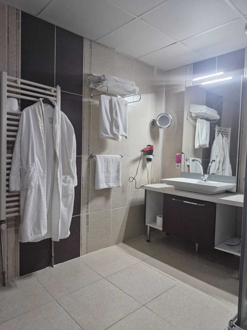 Junior Studio Suite, City View | Bathroom | Free toiletries, hair dryer, slippers, towels