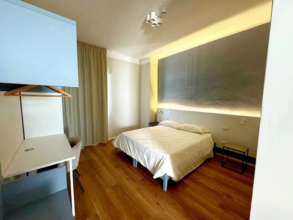 Comfort Room | Desk, laptop workspace, soundproofing, free WiFi