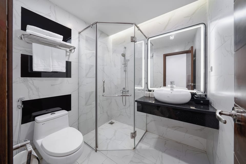 Standard Double Room | Bathroom | Combined shower/tub, free toiletries, hair dryer, slippers