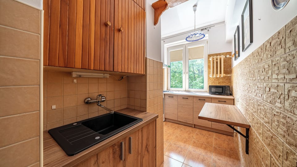 Apartment (9) | Private kitchen | Fridge, stovetop, electric kettle, cookware/dishes/utensils
