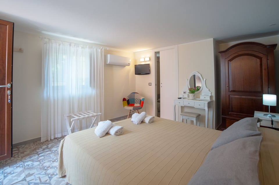 Classic Double Room, Courtyard View (Rosa) | Egyptian cotton sheets, premium bedding, minibar, laptop workspace