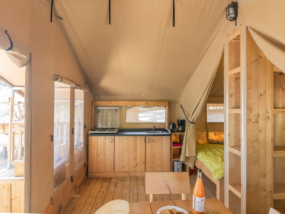 Tente Lodge | Private kitchen | Full-size fridge, microwave, electric kettle, toaster