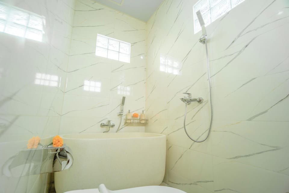 Double Room, Garden View | Bathroom | Separate tub and shower, free toiletries, hair dryer, bathrobes