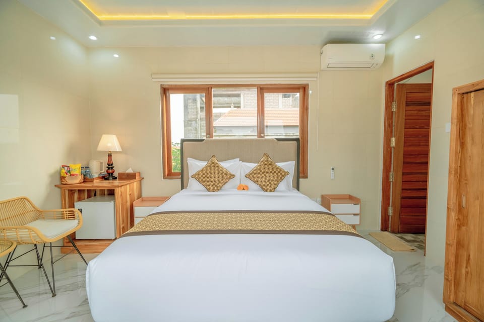 Minibar, in-room safe, desk, iron/ironing board