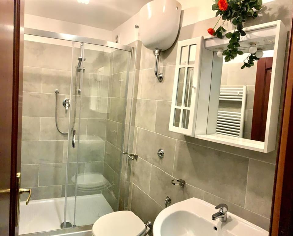 Shower, rainfall showerhead, free toiletries, hair dryer