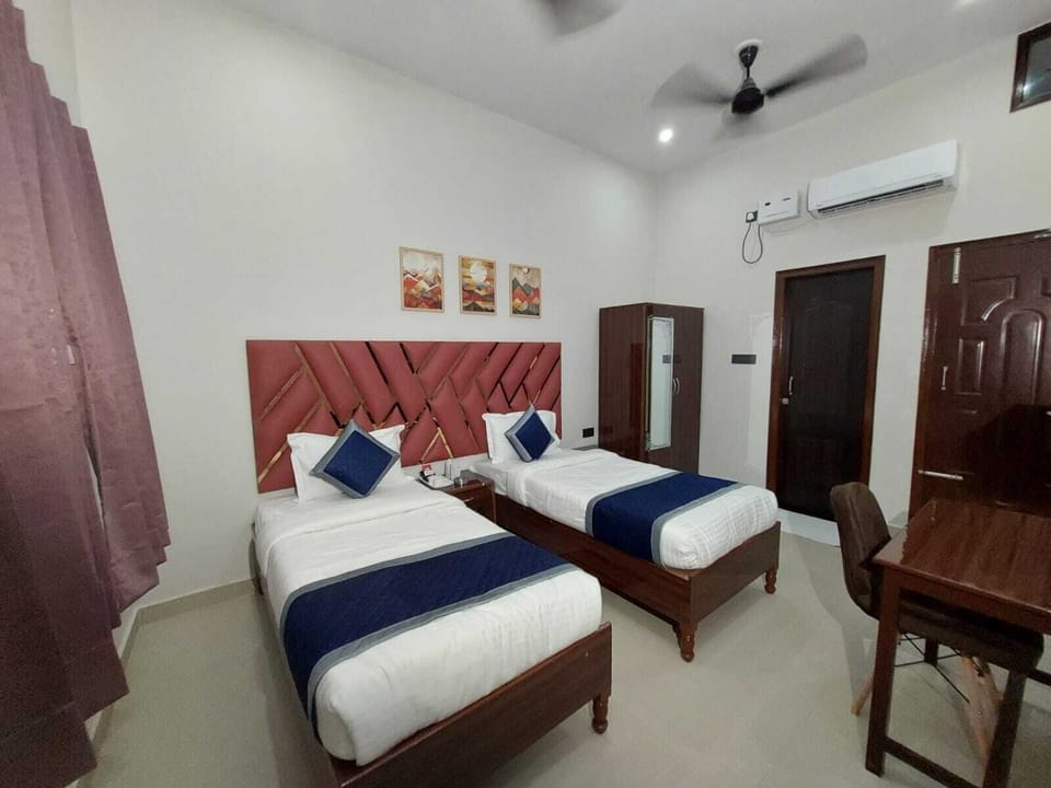 Deluxe Room | 1 bedroom, desk, laptop workspace, free WiFi