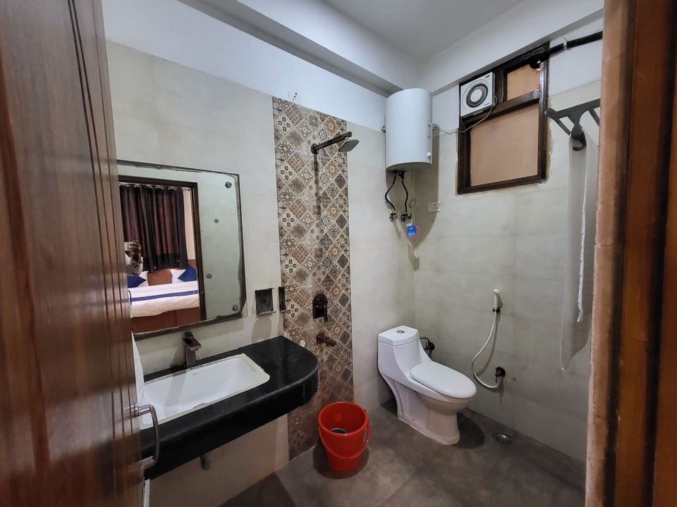Basic Double or Twin Room | Bathroom