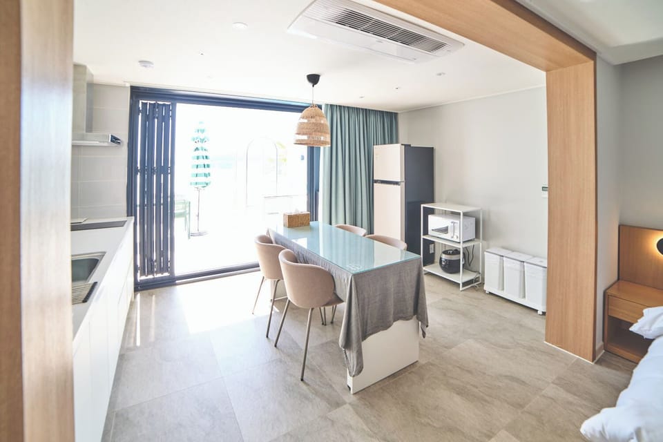 HEMIRION POOL VILLA DELUXE FAMILY (20 PYEONG) | Private kitchen | Full-size fridge, microwave, stovetop, rice cooker