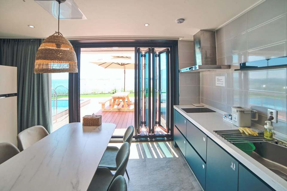 HEMIRION POOL VILLA_PRESIDENT | Private kitchen | Full-size fridge, microwave, stovetop, rice cooker