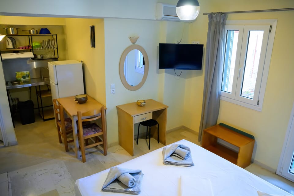 Family Studio, 1 Bedroom | In-room safe, desk, cribs/infant beds, free WiFi