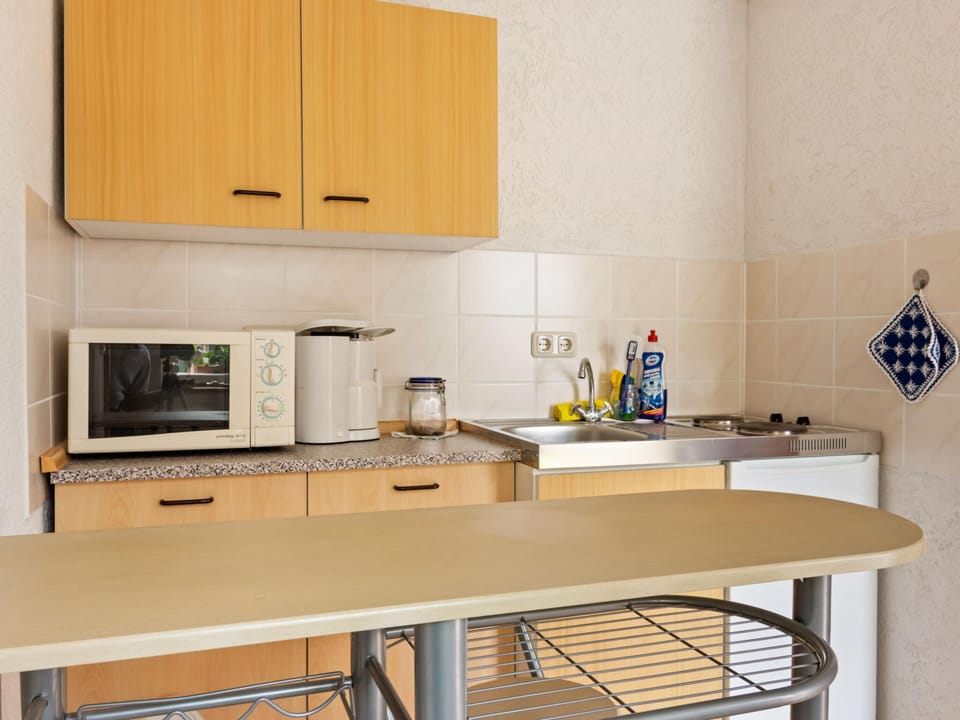 Comfort Apartment, 1 Bedroom | Private kitchen | Fridge, microwave, oven, coffee/tea maker