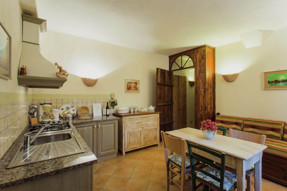 Classic House, 2 Bedrooms | Private kitchen | Fridge, oven, coffee/tea maker, electric kettle