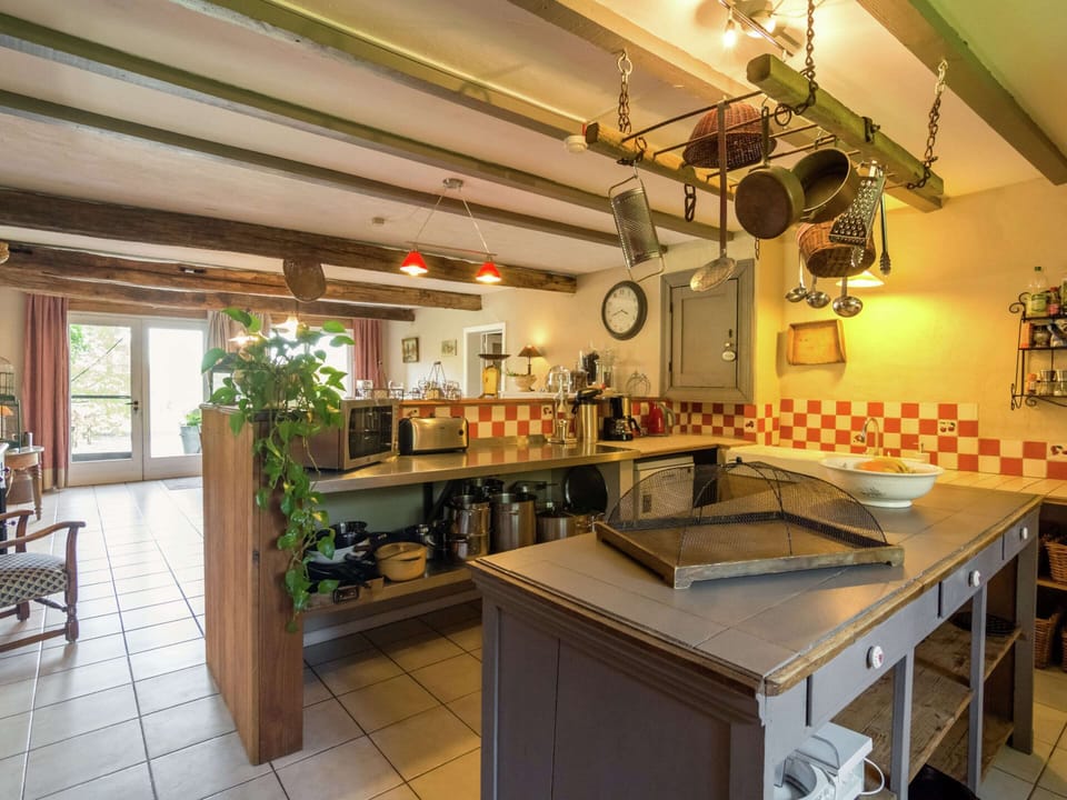 Classic House, 6 Bedrooms | Private kitchen | Fridge, microwave, oven, dishwasher
