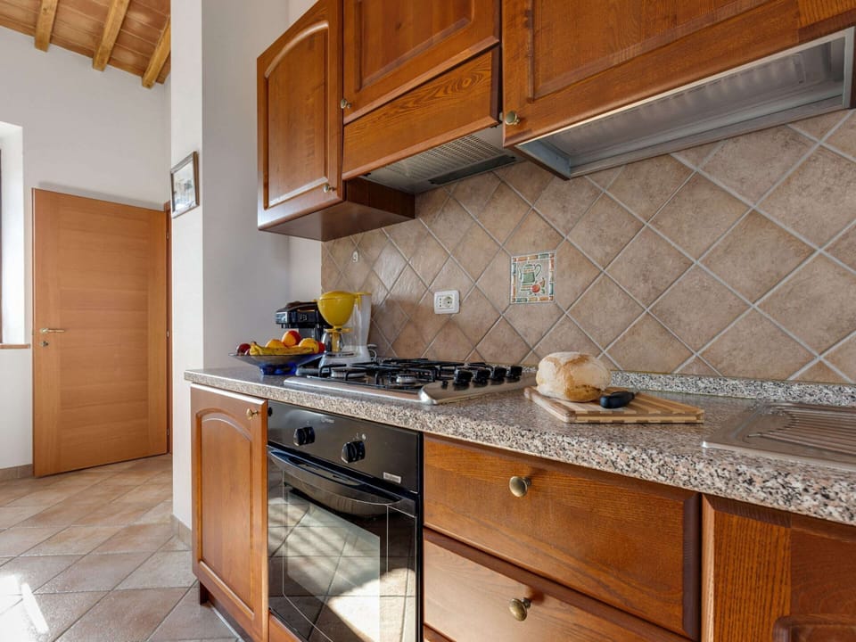 Comfort House, 2 Bedrooms | Private kitchen | Oven, coffee/tea maker