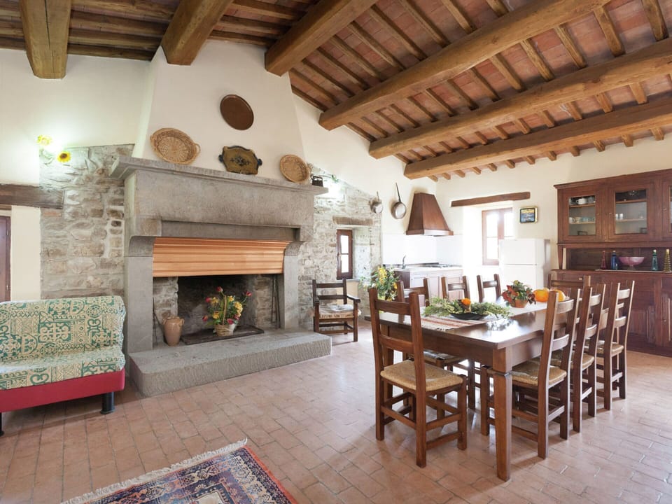 Elite House, 4 Bedrooms | Living room | Fireplace