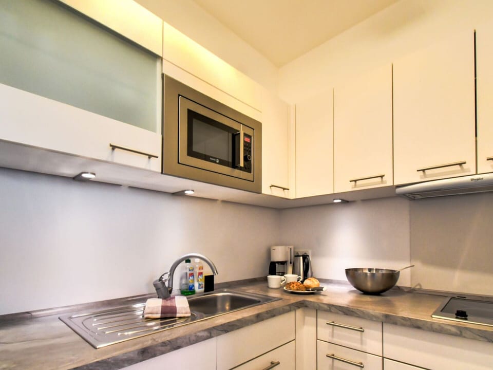 Classic Apartment, 2 Bedrooms | Private kitchen | Fridge, microwave, oven, coffee/tea maker