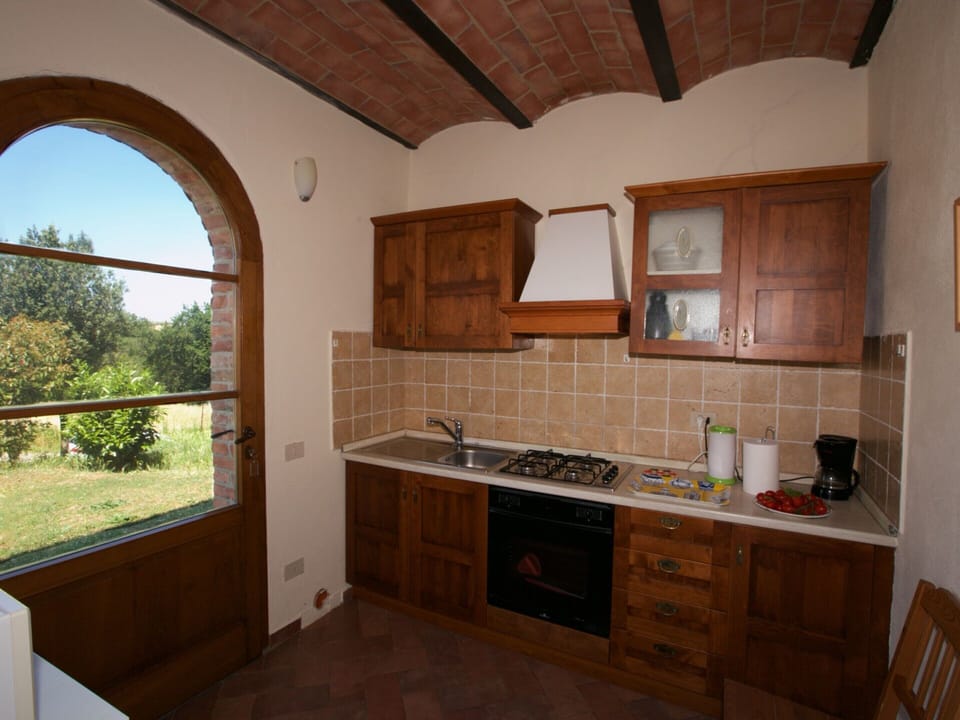 Classic House, 2 Bedrooms | Private kitchen | Oven, stovetop, coffee/tea maker