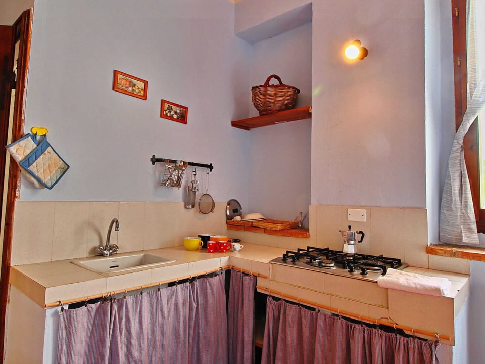Deluxe House, 2 Bedrooms | Private kitchen | Highchair