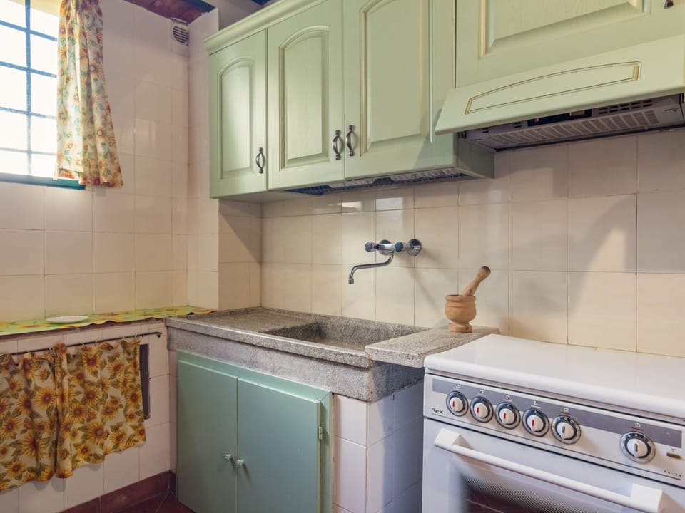 Classic House, 2 Bedrooms | Private kitchen | Fridge, oven, coffee/tea maker, electric kettle