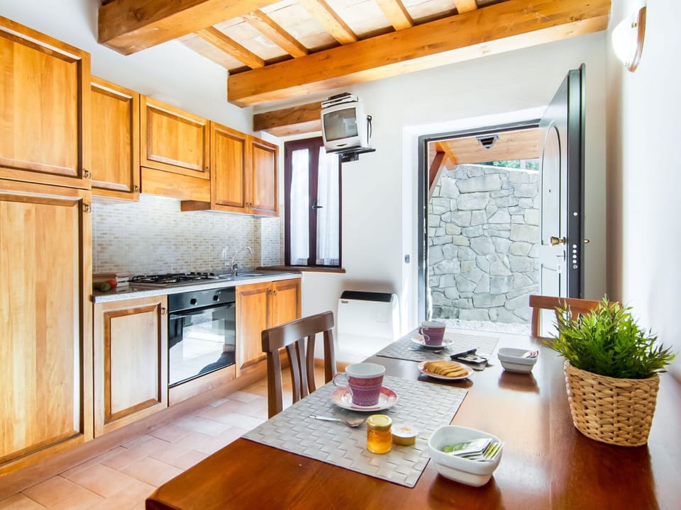Deluxe House, 1 Bedroom | Private kitchen | Oven, dishwasher