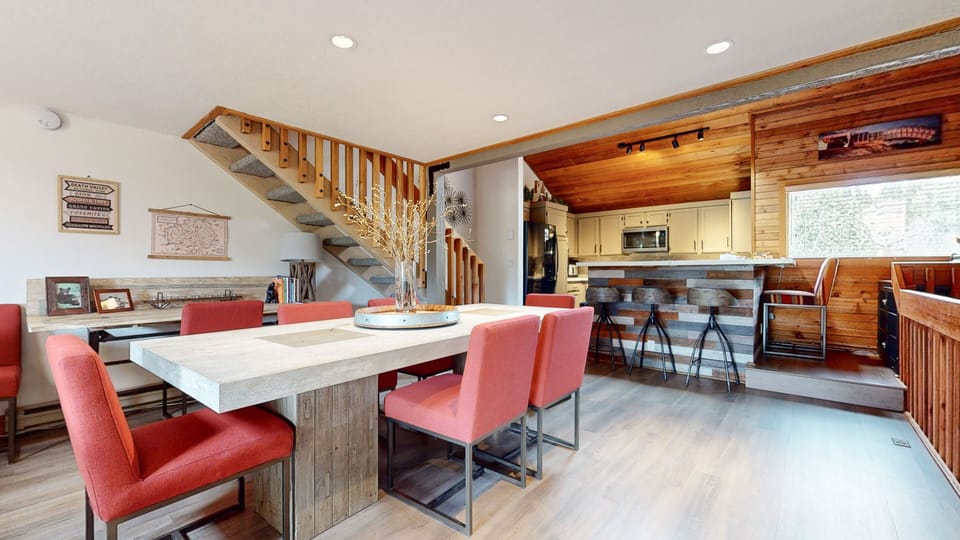 Condo, 2 Bedrooms | Dining
