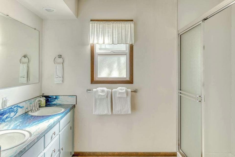 Everything you need in our clean and functional bathroom. Get ready with ease!