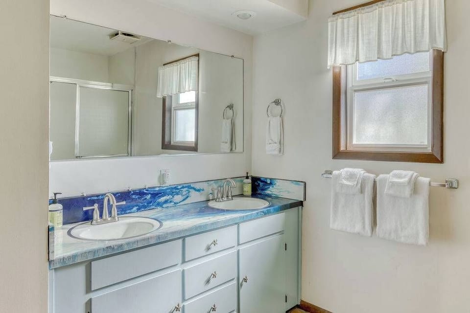 No more bathroom battles! Enjoy the convenience of double sinks. Start your day smoothly. 