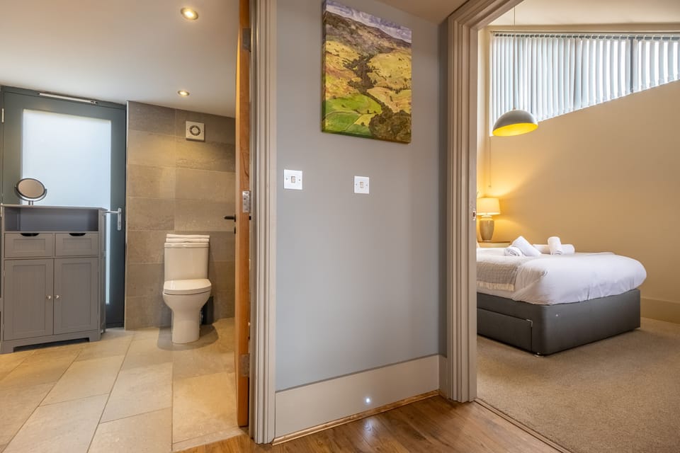 Ground floor: From the bedroom to the bathroom
