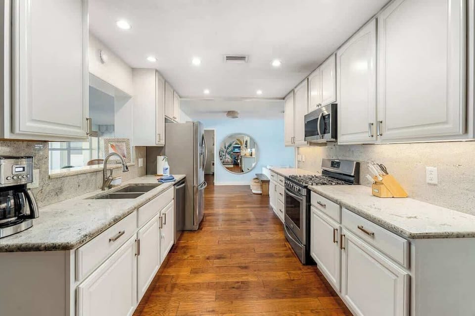 Full kitchen.