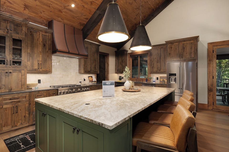 Iron Tree Lodge - Fully Equipped Professional Kitchen and Bar Seating