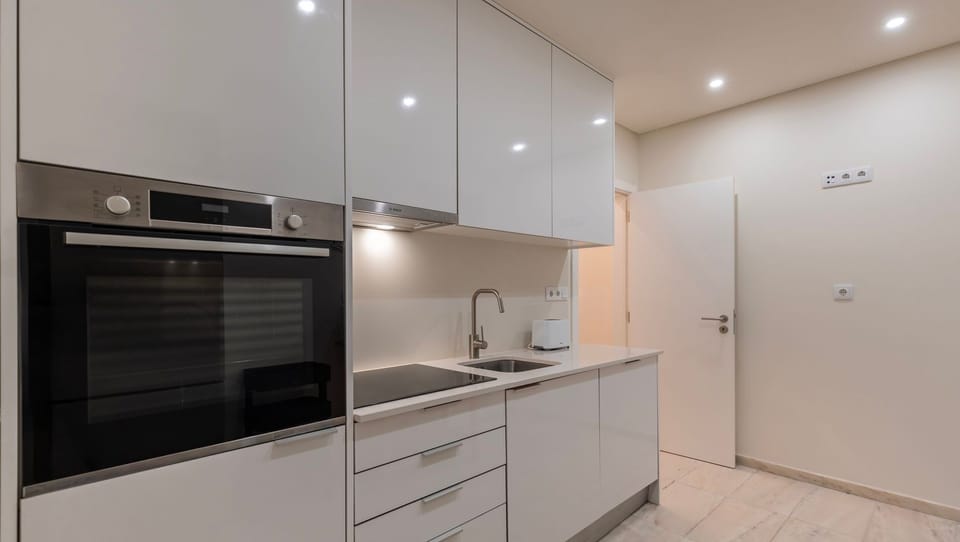 A fully equipped kitchen with high quality appliances and utensils.
#kitchen #homecook #quality #modern #portugal #pt #lisbon