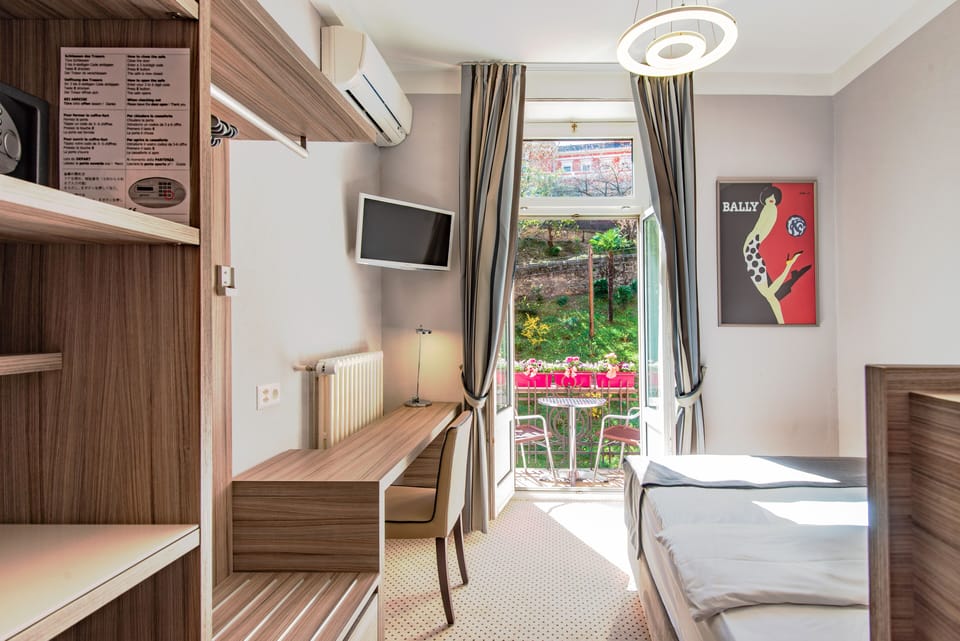 Hypo-allergenic bedding, in-room safe, desk, blackout drapes