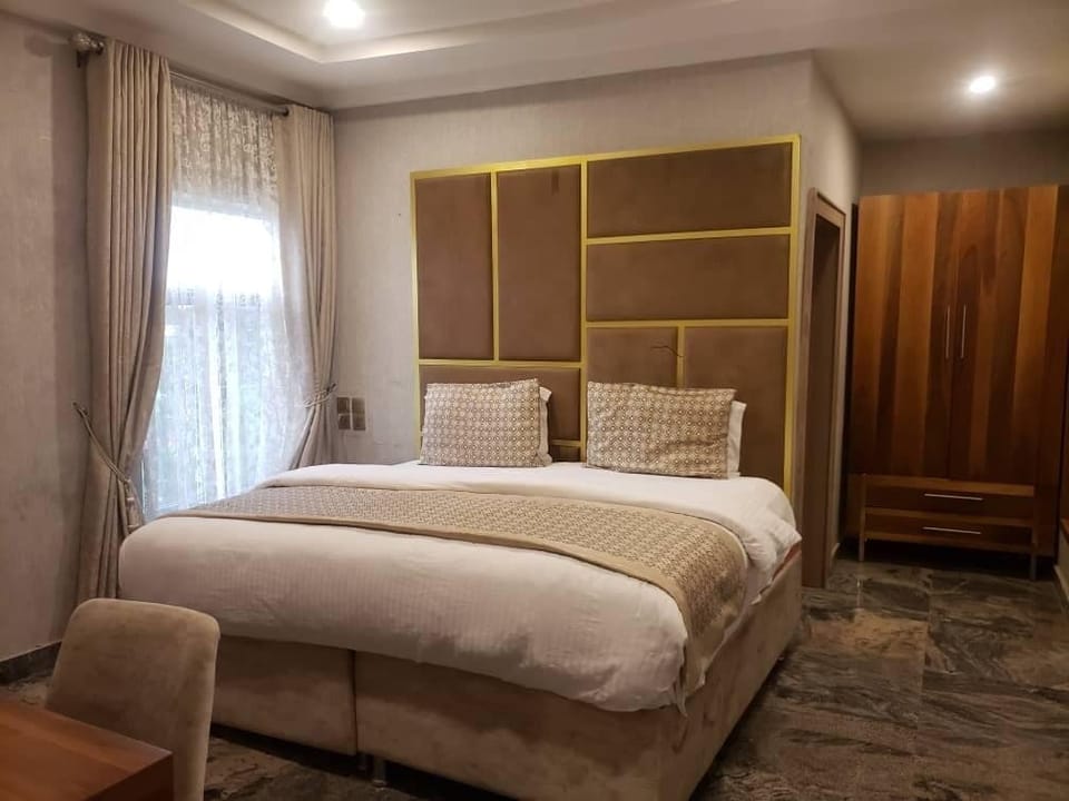 Luxury Suite | Memory foam beds, desk, laptop workspace, free WiFi