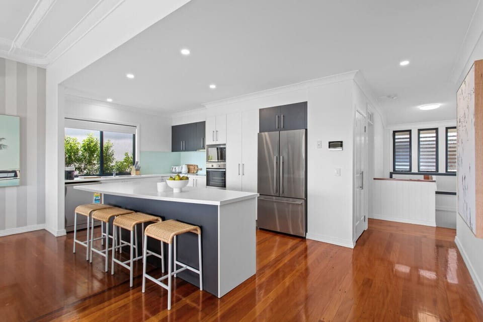 Kitchen and breakfast bar