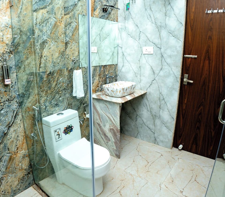 Signature Room | Bathroom | Shower, free toiletries, hair dryer, slippers