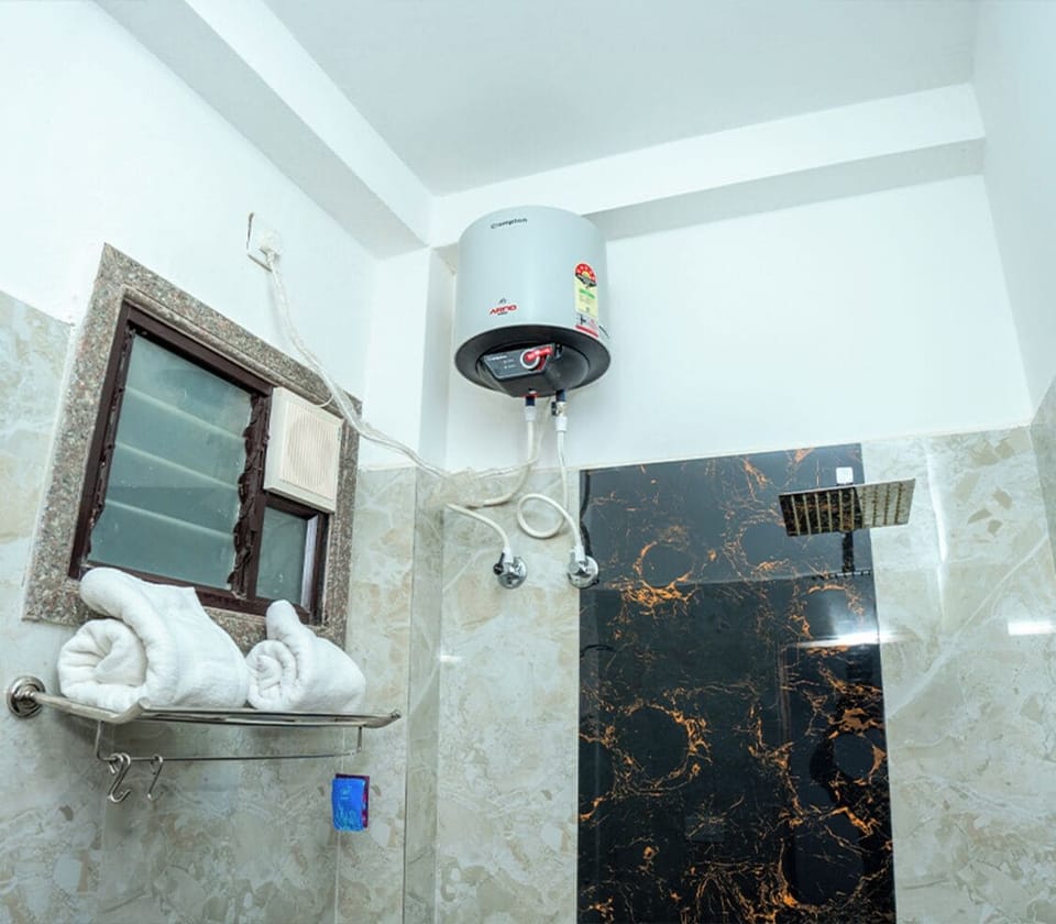 Superior Double Room, Balcony | Bathroom | Shower, free toiletries, hair dryer, slippers