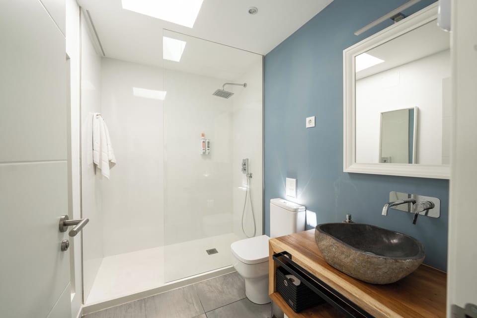 Classic Quadruple Room (Shared room) | Bathroom | Shower, hair dryer, towels, soap