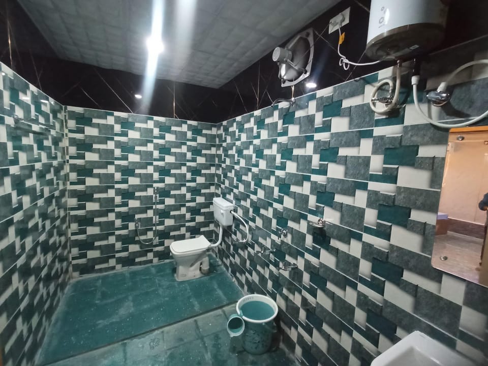 Quadruple Room, Balcony, Garden View | Bathroom | Shower, towels