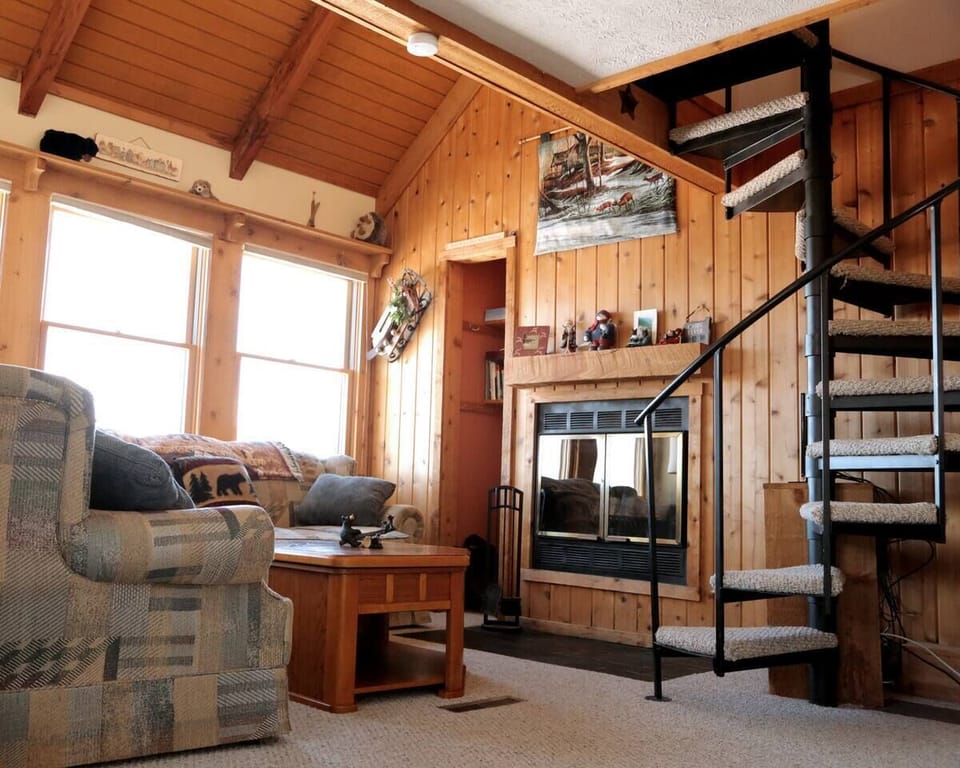 1BR cabin with loft, sleeps 6. woodburning fireplace, firewood provided. full kitchen & bathroom. 2 person jacuzzi bath. spiral staircase leads to loft. 