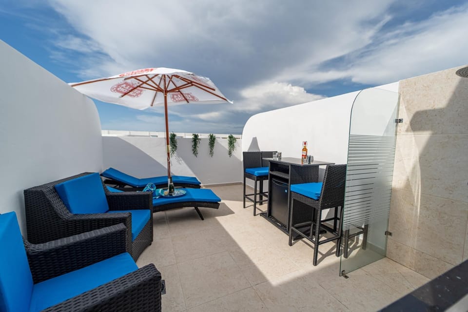 Private Rooftop Duplex •  Vista Sunset,BBQ & Beach (423)