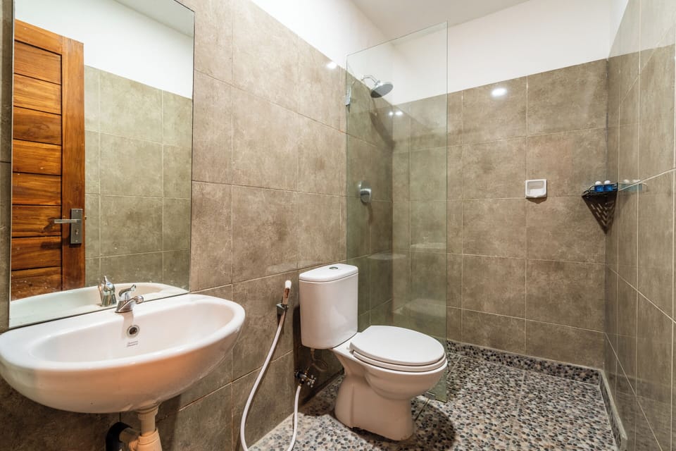 Superior Double or Twin Room, Pool View | Bathroom | Shower, rainfall showerhead, free toiletries, bidet