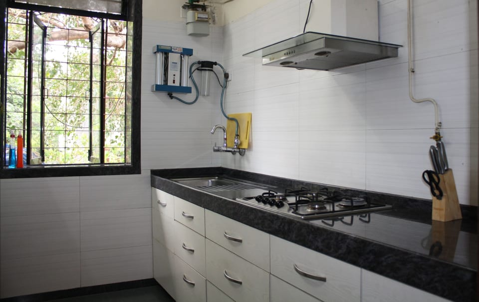 Full-size fridge, microwave, coffee/tea maker, electric kettle