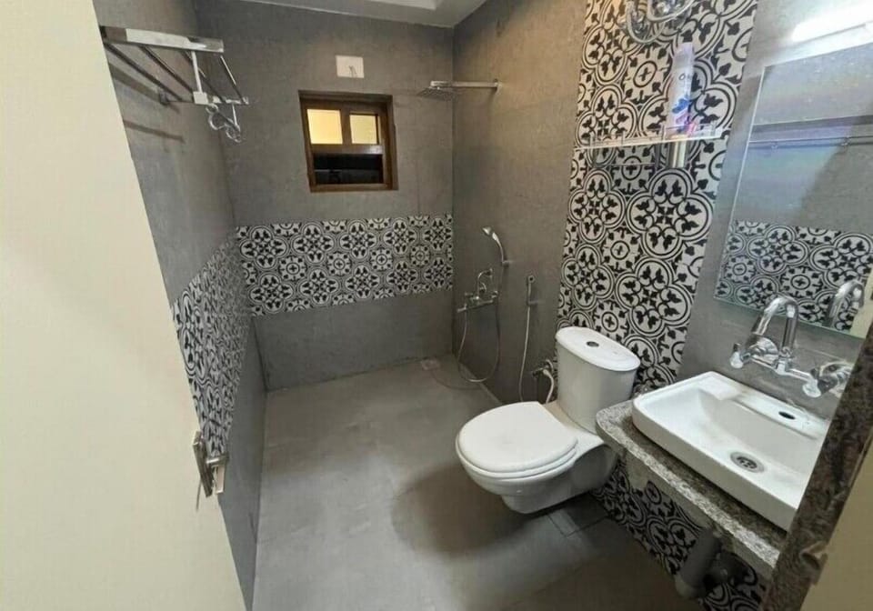 Shower, towels, soap, shampoo