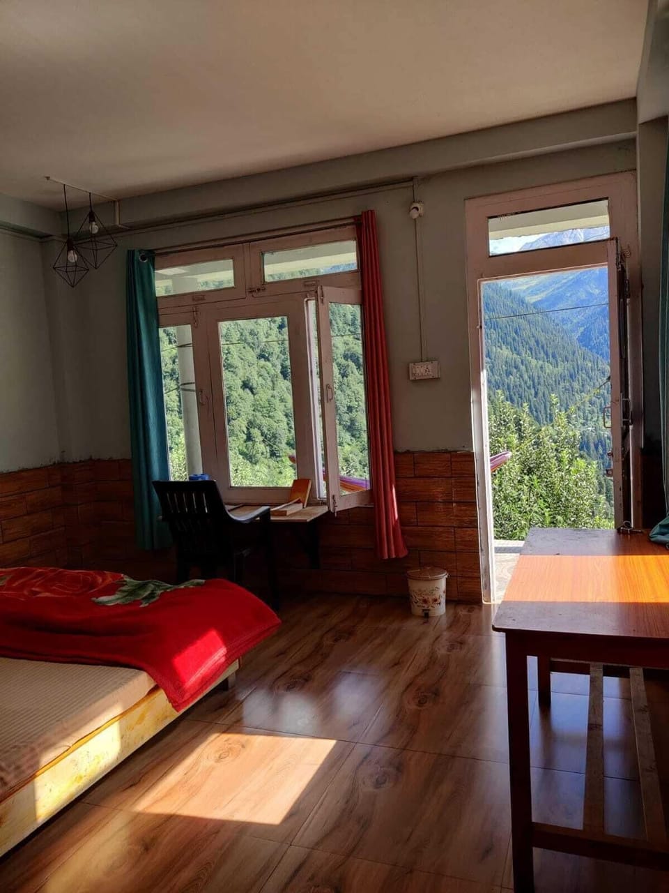 Classic Double Room, 1 Double Bed, Smoking, Mountain View | Free WiFi, bed sheets