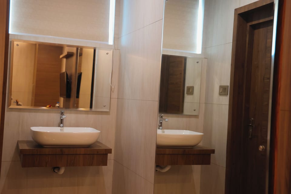Single Room | Bathroom | Shower, rainfall showerhead, towels, soap